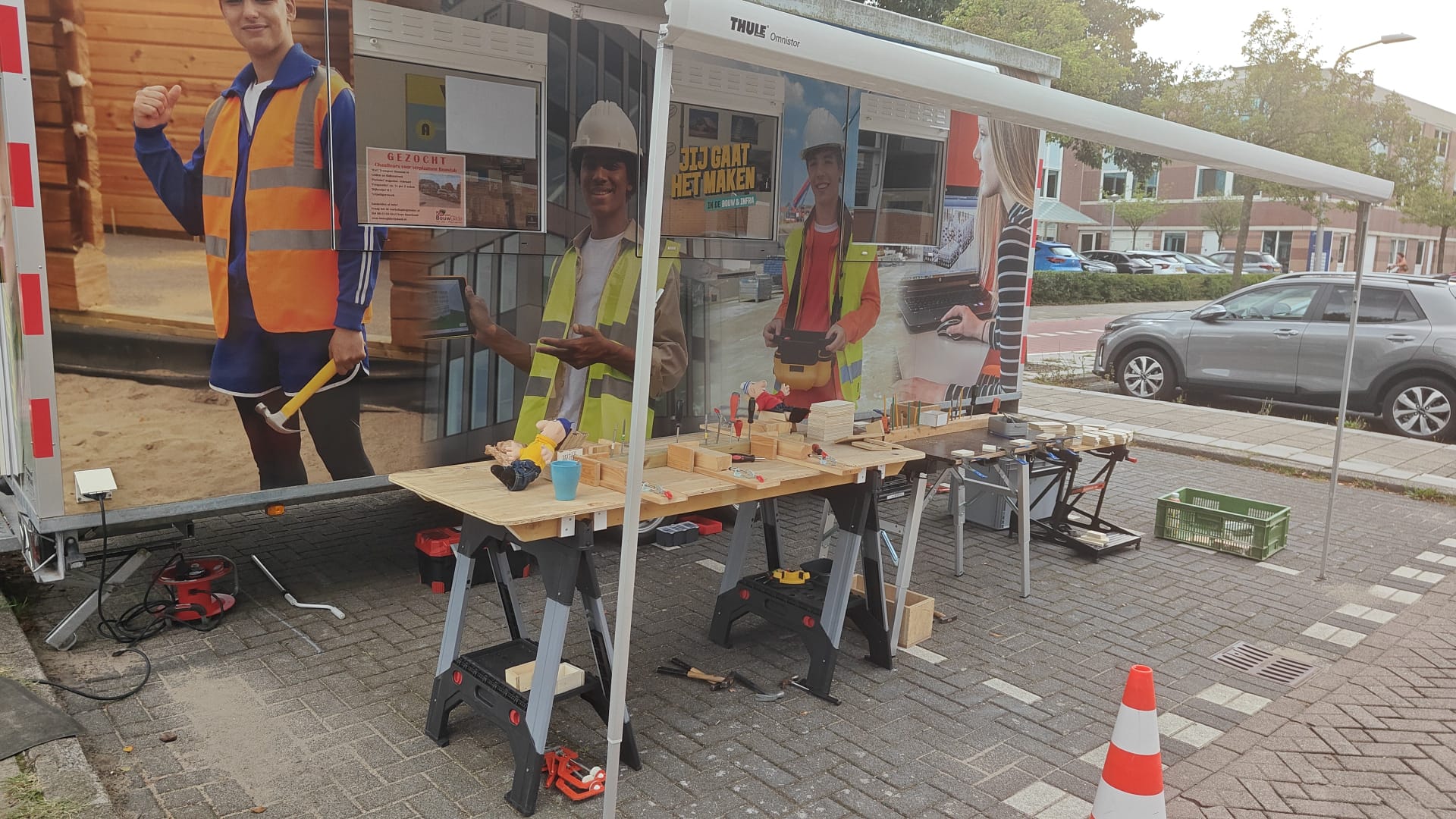Het mobiele Bouwlab van BouwGilde Rijnland bij een basisschool